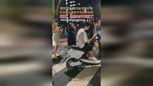 吃瓜群众拿起手机,吃瓜群众手机记录下的那些瞬间