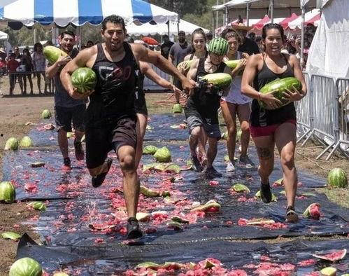 国外最小的吃瓜群众,揭秘国外萌娃的欢乐日常